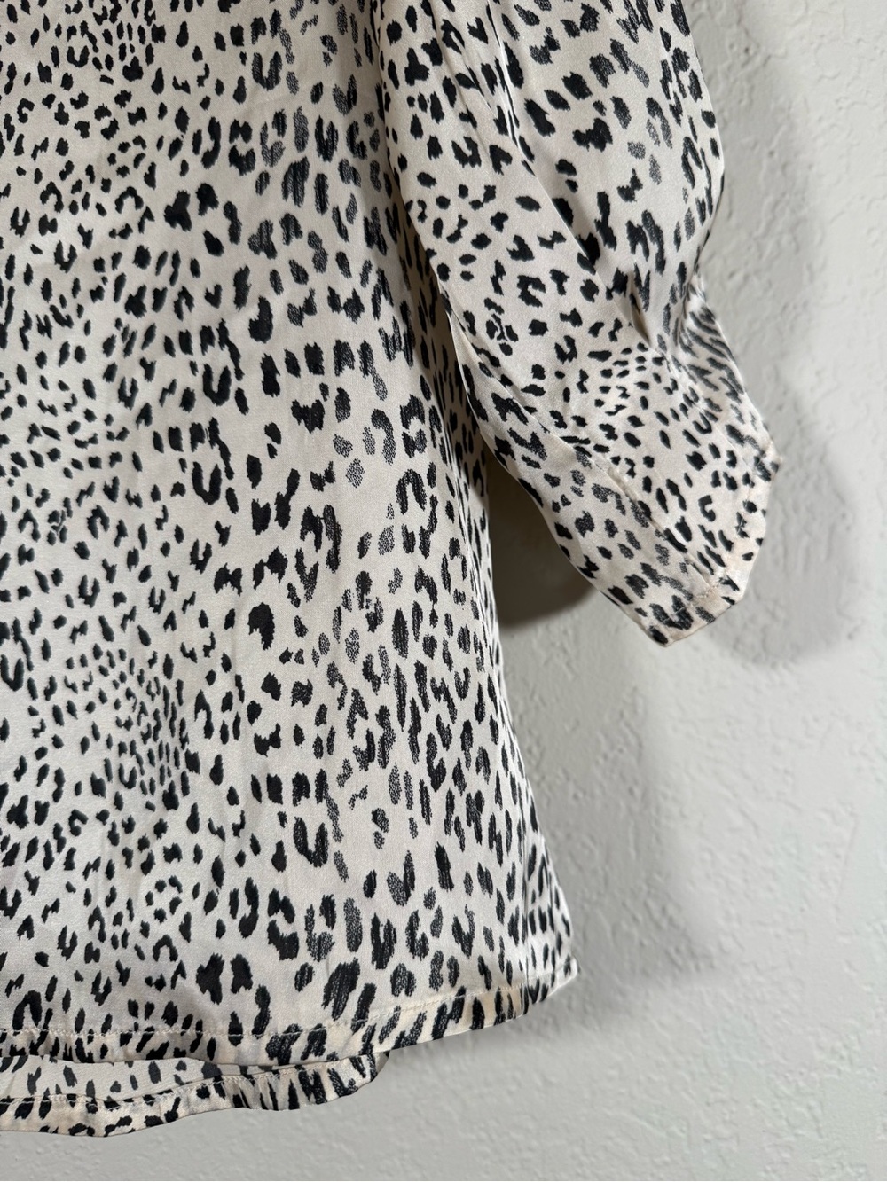 Leopard Satin Cream Leopard Cheetah Print Blouse Women's Medium - Picture 2 of 9